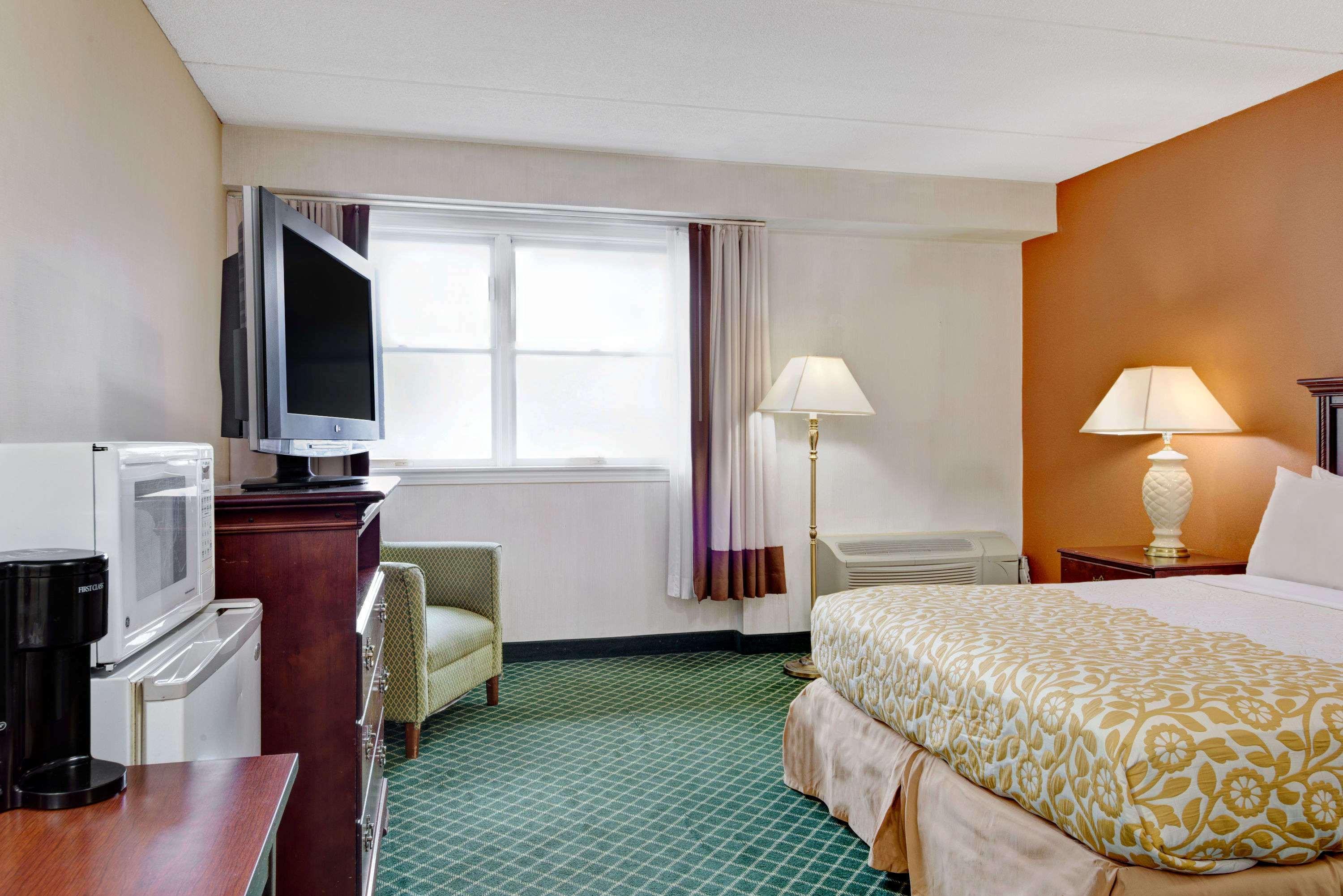 Days Hotel By Wyndham Methuen Ma Conference Center Экстерьер фото
