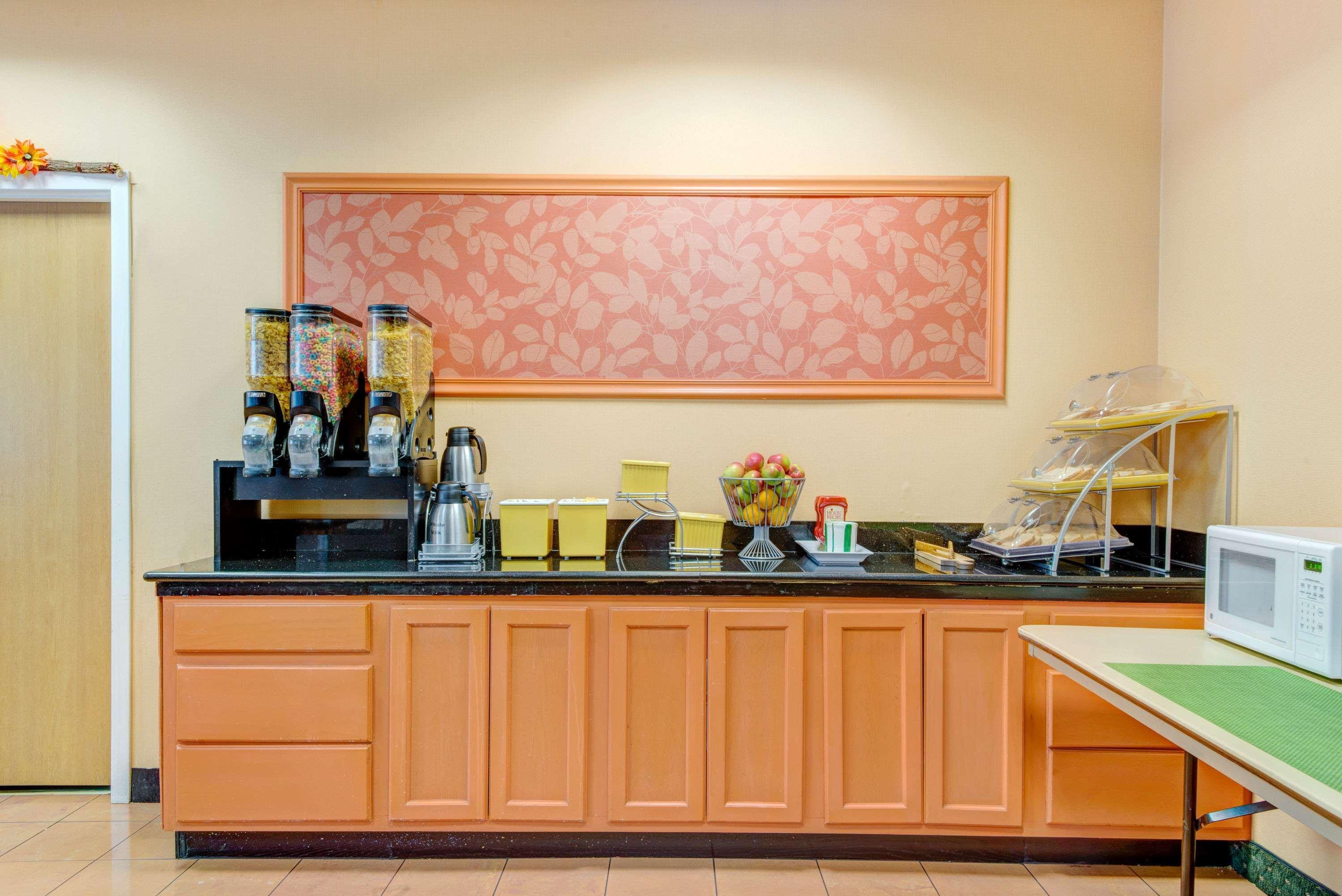 Days Hotel By Wyndham Methuen Ma Conference Center Экстерьер фото