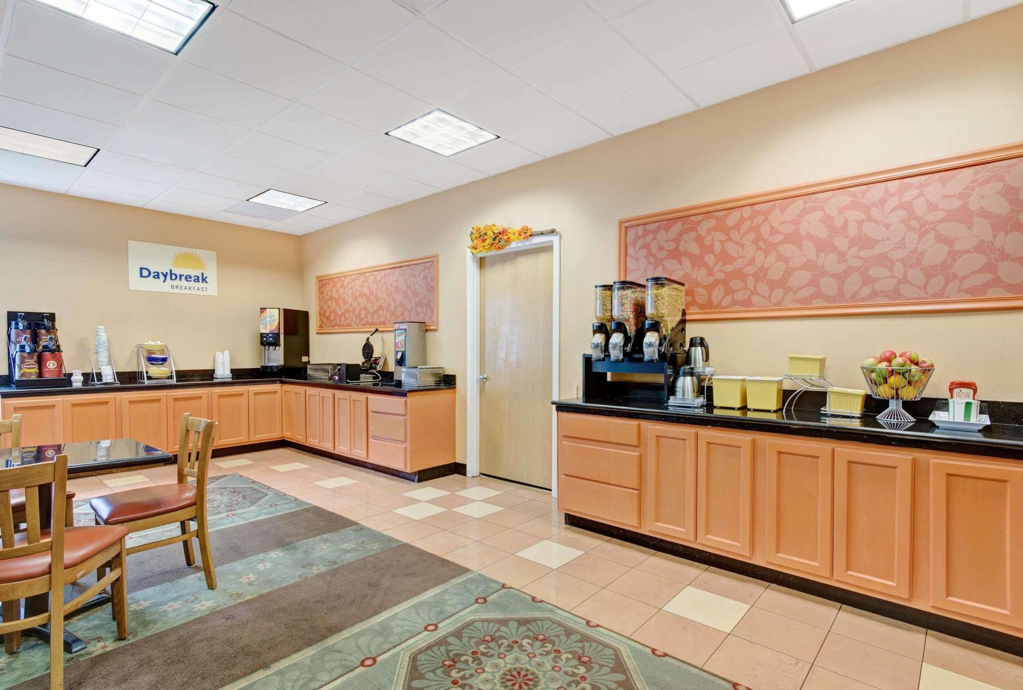Days Hotel By Wyndham Methuen Ma Conference Center Экстерьер фото
